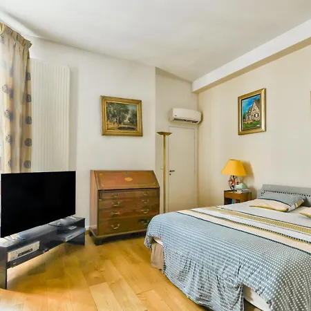 A Prestigious Location In Apartment Paris