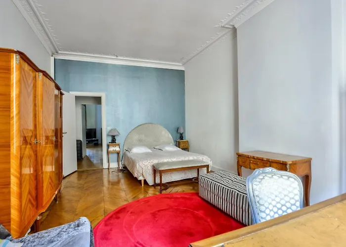 A Prestigious Location In Parigi