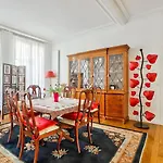 公寓 A Prestigious Location In *