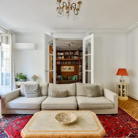 A Prestigious Location In Appartamento Parigi